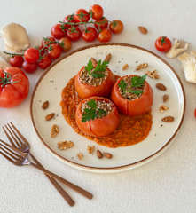 Ντομάτες γεμιστές με μανιτάρια και ξηρούς καρπούς