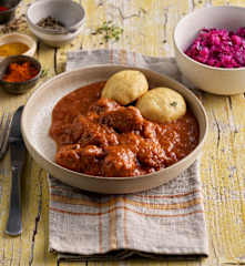 Gulash y buñuelos de pan con guarnición de lombarda
