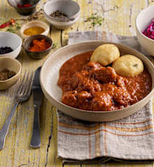 Rindergulasch mit Semmelknödeln und Rotkraut