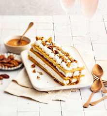 Vanille-Mille-feuille mit Karamell und Pecannüssen