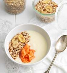 Iogurte com papaia e laranja e muesli caseiro