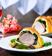 Filetto di maiale ed erbette in gabbia di pane