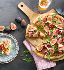 Pizza de cerveza con jamón ibérico, higos y rúcula