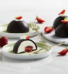 Semisfere al cioccolato con cuore di fragola