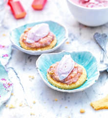 Compote de rhubarbe sur sablé breton, glace au fromage blanc