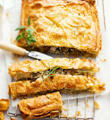 Feuilleté au merlu, fondue de poireau et girolles