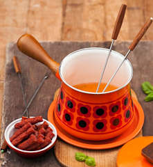 Fondue pomidorowo-serowe z kabanosami