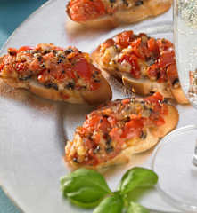 Crostini con tomate y mozzarella
