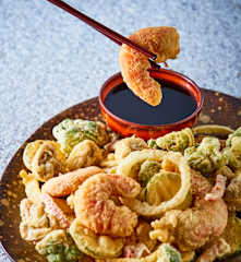 Tempura de camarones y verduras