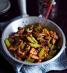 Schweinefleisch in scharfer Sauce (回锅肉)