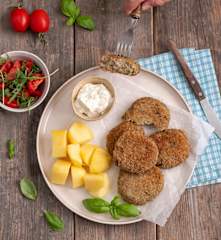 Kotlety z morszczuka i kaszy gryczanej z sosem czosnkowo-serowym