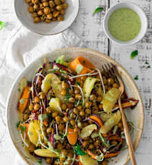 Ensalada de zanahoria y garbanzos crocantes