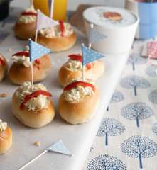 Panecillos rellenos de ensaladilla