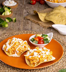 Tinga de pollo  y ensalada de calabacitas