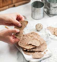 Niskowęglowodanowe podpłomyki z Trio Seeds i nasionami chia