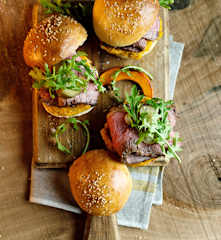 Roastbeef-Burger mit Kürbishummus und Rucola