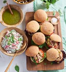 Pan bagnat e salada de grão e pepino