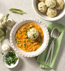 Gulasz pieczarkowy z knedlami z czerstwego pieczywa