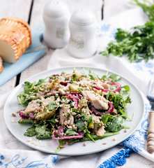 Sałatka z wędzonym pstrągiem i pesto z oscypkiem