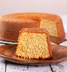 Bolo de mandioca com coco