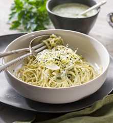 Espaguetis a las hierbas aromáticas con queso crema