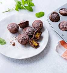 Minitartaletas de chocolate con manzana