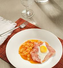 Huevos con jamón y tomates salteados
