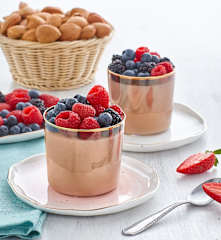 Crema di mandorle con frutti di bosco
