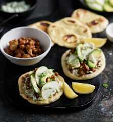 Pan naan con coliflor especiada, crema queso feta y tahini de matcha