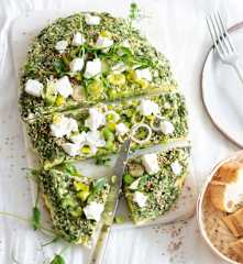 Omelette aux herbes, chèvre frais et petits pois