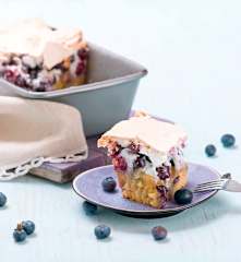 Ciasto z jagodami pod bezową kołderką