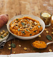 Purè di patate dolci con salvia e nocciole