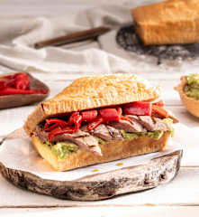 Panes de caja keto con pesto de aguacate, filete y pimientos