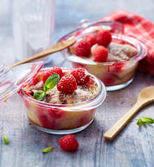 Lasagne chocolat, crème vanille et framboises