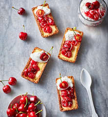 Crostatine di farro con crema di yogurt e composta di ciliegie