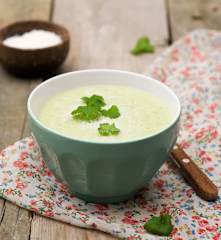 Kokosowy chłodnik z awokado i pastą curry