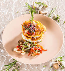 Kukuruz-Pancakes mit Speck und Schwammerln