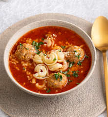 Zupa z makaronem i pulpetami z indyka