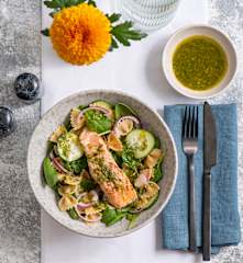 Sałatka z makaronem pełnoziarnistym, łososiem i koperkowym dressingiem