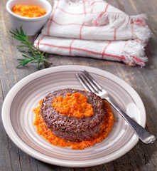 Hamburger di maiale con salsa ai peperoni