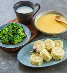 早餐（蒸水果玉米和西兰花、鸡蛋羹、低脂牛奶）