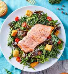 Ensalada César con kale, arúgula y salmón