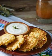 Tortitas de coliflor con aderezo de yogur