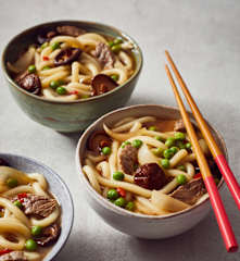 Udon-Nudeln mit Rindfleisch und Erbsen