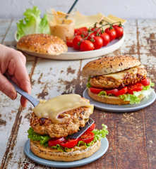 Burger de poulet à l'italienne, tomates confites et origan
