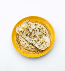 Hummus z za'atarem i pieczywem maca