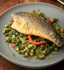 Branzino con cavolo nero, fagioli e peperoni