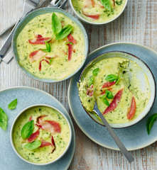 Petits flans de courgette, pecorino, pancetta et basilic