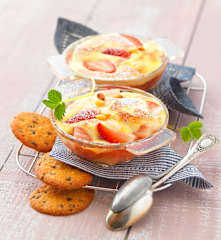 Rhubarbe en sabayon anisé, fraises au sucre