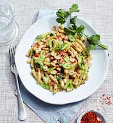 Lauwarmer Pastasalat mit Erdnuss-Dressing